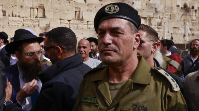 Le chef d’état-major israélien, Eyal Zamir (à droite), visite le Mur occidental dans la vieille ville de Jérusalem, le 5 mars 2025.