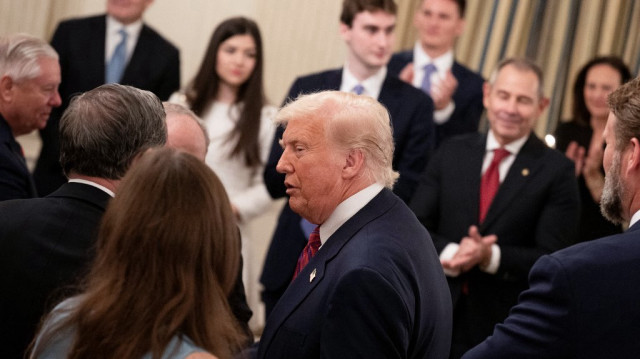 Le président américain Donald Trump arrive lors d'un dîner organisé pour les sénateurs républicains américains dans la salle à manger d'État de la Maison Blanche, le 18 juillet 2025, à Washington, DC.