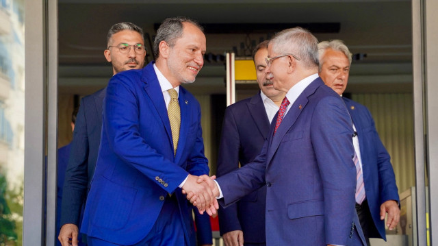 Fatih Erbakan ile Ahmet Davutoğlu'nun Gelecek Partisi Genel Merkezi'ndeki görüşmesinden.