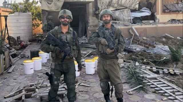 Les soldats israéliens Orel Benyaish et Yuval Vagdani, visés par des enquêtes pour crime de guerre respectivement en Roumanie et au Brésil pour leur participation aau génocide à Gaza.