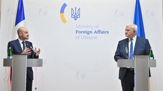 Le ministre français de l'Europe et des Affaires étrangères, Jean-Noël Barrot (à gauche), s'exprime lors d'une conférence de presse conjointe avec son homologue ukrainien Andriy Sybiga, dans le cadre de sa visite de deux jours visant à soutenir l'Ukraine dans sa lutte contre l'invasion russe, à Kiev, le 21 juillet 2025.