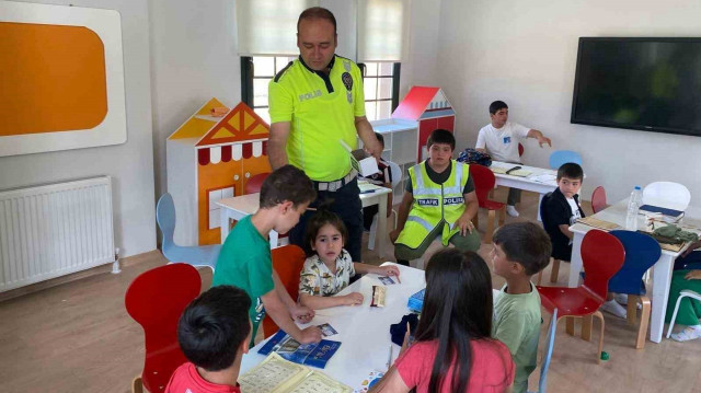 Erzincan'da çocuklara trafik bilici aşılandı.