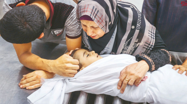 Soykırımcı İsrail ordusunun Gazze Şeridi'nin çeşitli bölgelerine dün düzenlediği saldırılarda 6'sı yardım dağıtım noktalarında olmak üzere 39 Filistinli hayatını kaybetti.