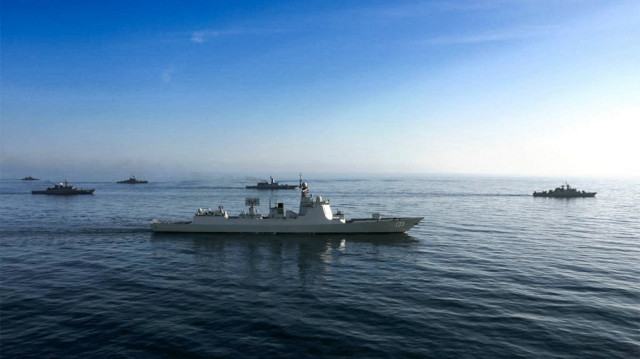 Cette photo fournie par le bureau de l'armée iranienne le 11 mars 2025 montre le destroyer lance-missiles Baotou (133) de la marine de l'Armée populaire de libération chinoise lors d'exercices militaires conjoints entre l'Iran, la Russie et la Chine dans le golfe d'Oman.