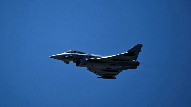 Un avion de chasse allemand Eurofighter Typhoon effectue une démonstration aérienne dans le cadre de la 55e édition du Salon international de l'aéronautique et de l'espace (SIAE) à l'aéroport Paris-Le Bourget, au Bourget, au nord de Paris, le 18 juin 2025.