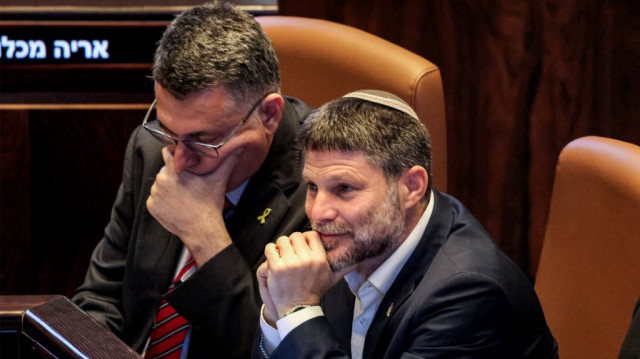 Le ministre israélien des affaires étrangères, Gideon Saar, et le ministre des finances, Bezalel Smotrich, assistent au discours du président argentin lors d'une session du parlement israélien (Knesset) à son siège à Jérusalem, le 11 juin 2025.