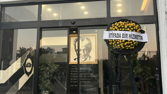Siyah çelenk tesis kapısına bırakıldı. 
