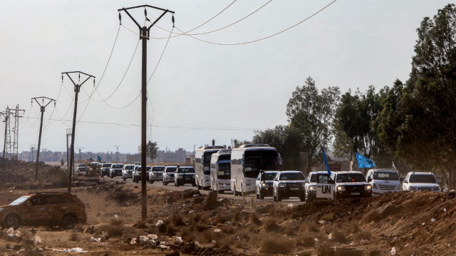 Un convoi des Nations Unies évacuant des familles de Sweida traverse la zone tampon à Busra al-Harir, dans la province de Daraa, au sud de la Syrie, le 22 juillet 2025.