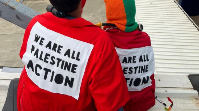 Des activistes ont occupé le toit de l’usine d’armes EOS à Canberra, en Australie, qu’ils accusent de fournir des armes au régime génocidaire israélien, le 22 juillet 2025.
