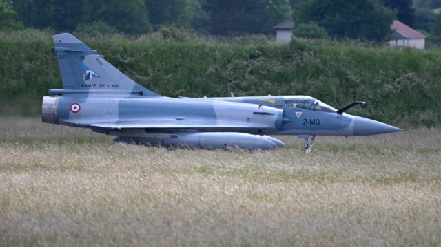 Cette photographie montre un avion Mirage 2000-5F de l'escadron de chasse 1/2 "Cigognes" (EC) décollant de la base 116 de l'armée de l'air française à Luxeuil-les-Bains, dans le nord-est de la France, le 27 mai 2025.