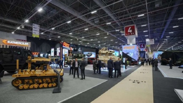 وفد من الجيش السوري يزور معرض "آيدف 2025" بإسطنبول