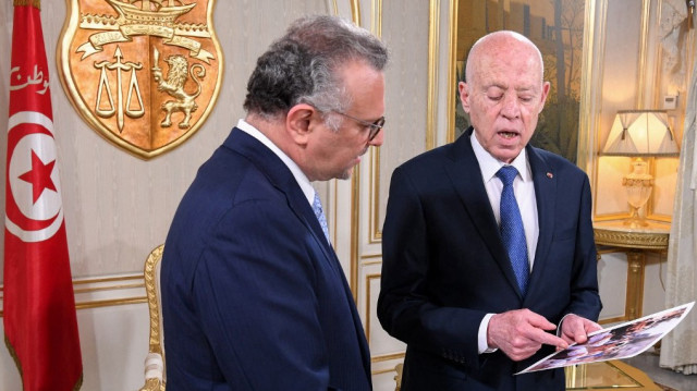 Cette photo fournie par le service de presse de la présidence tunisienne montre le président tunisien Kais Saied (à droite) montrant à Massad Boulos, conseiller principal du président américain pour l'Afrique, des photos de Palestiniens transportant les corps d'enfants lors d'un enterrement à Gaza, lors de leur rencontre au palais présidentiel de Carthage le 22 juillet 2025.