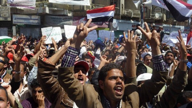 آلاف اليمنيين يتظاهرون بجامعة صنعاء ضد التجويع الإسرائيلي بغزة
