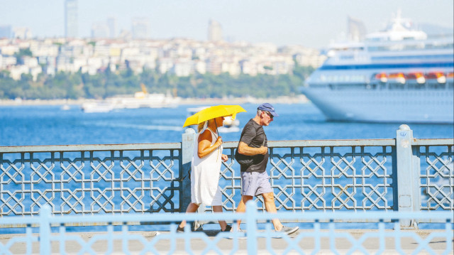 Uzmanlar, zorunlu olmadıkça dışarı çıkılmaması gerektiği konusunda uyarıyor.