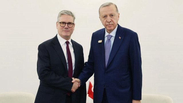 Turkish President Recep Tayyip Erdogan (R) and UK Prime Minister Keir Starmer (L)