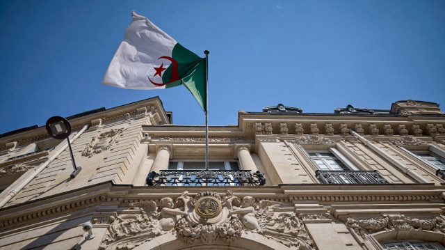 Cette photographie montre le drapeau national algérien flottant à l'ambassade d'Algérie à Paris le 14 mai 2025. La France expulsera les diplomates algériens en réponse au projet d'Alger de renvoyer davantage de fonctionnaires français dans leur pays, a déclaré aujourd'hui le ministre des Affaires étrangères, alors que les relations entre les deux pays se détériorent.
