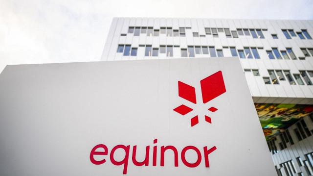 Le groupe norvégien Equinor revalorise à la baisse son mégaprojet éolien Empire Wind, en raison de contraintes réglementaires et douanières aux États-Unis, impactant ses résultats trimestriels.