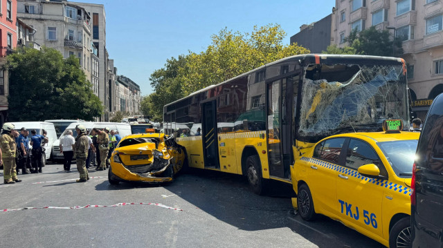 Beyoğlu Tarlabaşı Bulvarı'nda seyreden 2 İETT otobüsü, 1 çöp kamyonu, 3 hafif ticari araç, 2 taksi ve 1 otomobil, henüz belirlenemeyen bir nedenle çarpıştı.