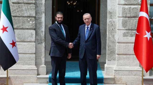 Cette photo prise et diffusée par le service de presse présidentiel turc à Istanbul, Türkiye, le 24 mai 2025, montre le président turc Recep Tayyip Erdogan (à droite) et le jihadiste syrien devenu président provisoire Ahmed al-Sharaa (à gauche) se serrant la main lors de leur rencontre.