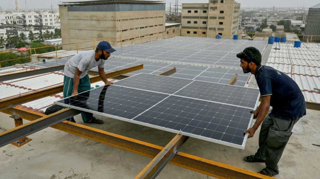 Face à des coupures massives d'électricité et des factures exorbitantes, de nombreux Pakistanais se tournent vers le solaire, tandis que le gouvernement tente de freiner cette transition en imposant taxes et restrictions.