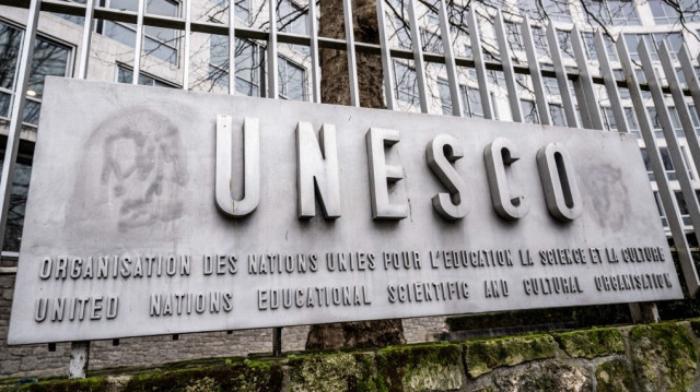  Cette photographie montre le logo du siège de l'Organisation des Nations Unies pour l'éducation, la science et la culture (UNESCO) à Paris, le 17 janvier 2025.
