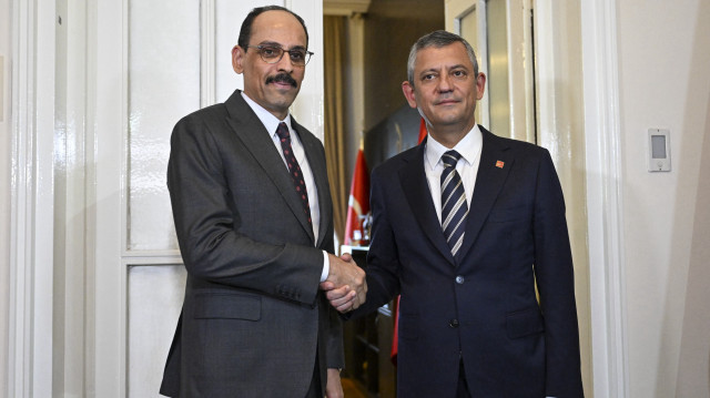 MİT Başkanı Kalın ile CHP Genel Başkanı Özel'in görüşme öncesi fotoğrafı.