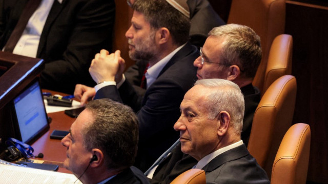 Le ministre des Finances israélien Bezalel Smotrich, le ministre de la Justice Yariv Levin, le Premier ministre Benjamin Netanyahu et le ministre de la Défense Israel Katz assistent au discours du président argentin devant une session du Parlement israélien (Knesset) à son siège à Jérusalem, le 11 juin 2025.