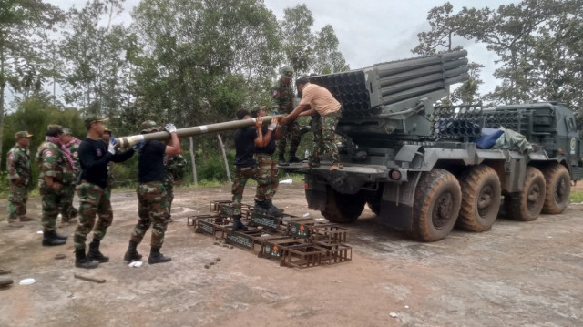 Des soldats cambodgiens rechargent le lance-roquettes multiple BM-21 dans la province de Preah Vihear, le 24 juillet 2025. La Thaïlande a lancé des frappes aériennes contre des cibles militaires cambodgiennes le 24 juillet, alors que le Cambodge tirait des roquettes et des obus d'artillerie, tuant un civil, dans une escalade dramatique d'un conflit frontalier de longue date entre les deux voisins.