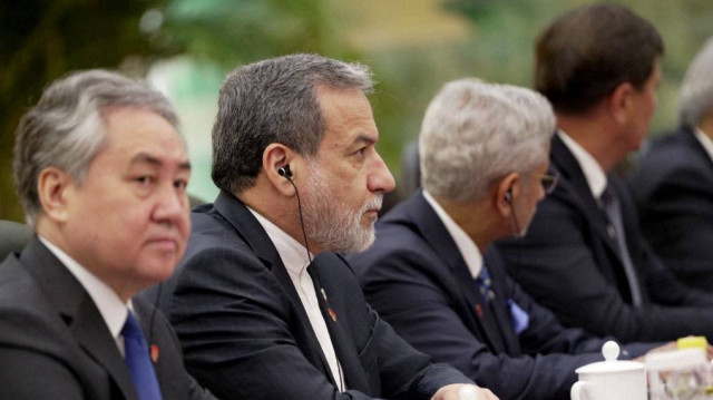 Cette photo fournie par le ministère iranien des Affaires étrangères le 15 juillet 2025 montre le ministre des Affaires étrangères Abbas Araghchi (au centre) participant à une réunion du Conseil des ministres des Affaires étrangères des États membres de l'Organisation de coopération de Shanghai (OCS) dans la ville chinoise de Tianjin.