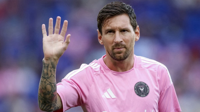 Lionel Messi de l’Inter Miami CF salue la foule avant le début du match de Major League Soccer contre les New York Red Bulls, le 19 juillet 2025 à Harrison, New Jersey.