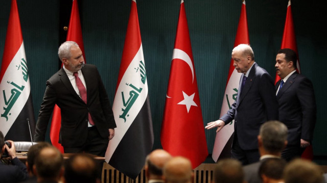 Le président turc Recep Tayyip Erdogan (2e à droite) et le Premier ministre irakien Mohammed Shia al-Sudani (à droite) arrivent pour parrainer la cérémonie de signature des protocoles d'accord entre l'Irak et la Türkiye, à Ankara, le 8 mai 2025.