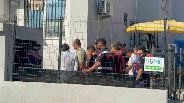 Edinilen bilgiye göre, Eşen Mahallesi Karadere Plajı’nda, yasa dışı yollarla yurtdışına çıkmaya çalışan düzensiz göçmenlere yönelik jandarma ekiplerince operasyon düzenlendi.