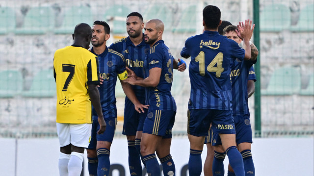 Le joueur maroain de Fenerbahçe, Youssef En-Nesyri (troisième en partant de la gauche) célébrant son but avec ses coéquipiers lors du match amical opposant Fenerbahçe à Al Ittihad, ) Portima, Portugal, le 23 juillet 2025.