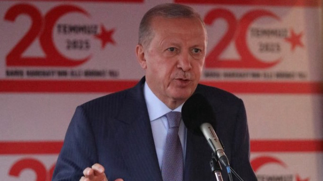 Le président turc Recep Tayyip Erdogan prononce un discours lors d'un défilé militaire commémorant l'invasion de Chypre par la Turquie en 1974 et la création de la « République turque de Chypre du Nord » (RTCN), dans la partie nord de la capitale de l'île, Nicosie, le 20 juillet 2025.
