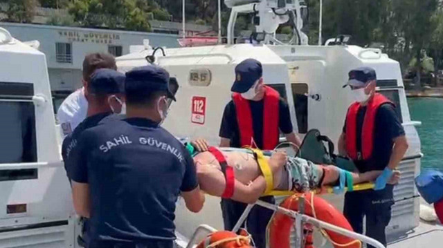 Muğla’nın Fethiye ilçesinde gezi teknesi ile tura çıkan vatandaş, teknenin mola noktasında girdiği denizde boğulma tehlikesi yaşaması üzerine Sahil Güvenlik ekipleri tarafından tıbbi tahliyesi gerçekleştirildi.
