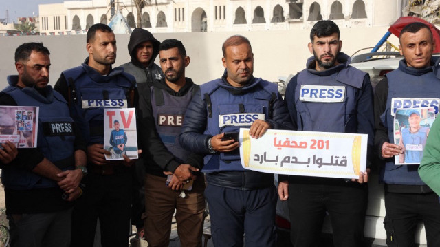 Les membres de la presse se montrent solidaires après qu'un missile israélien a frappé un camion de diffusion médiatique à Nuseirat, le 26 décembre 2024, devant l'hôpital baptiste de Gaza, dans le contexte de la guerre en cours entre Israël et le mouvement palestinien Hamas.