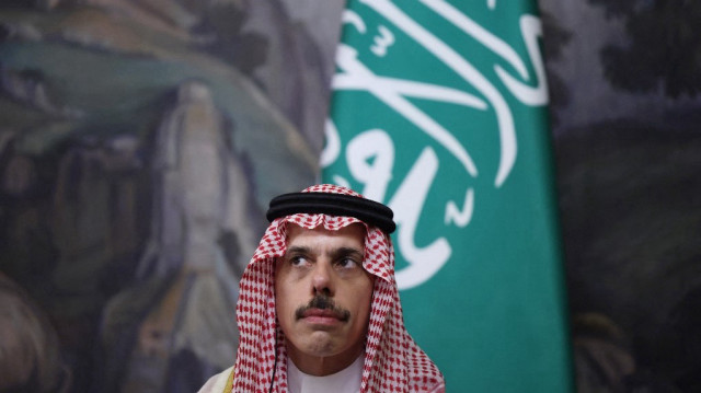 Le ministre des Affaires étrangères de l'Arabie saoudite, le prince Faisal bin Farhan Al Saud, participe à une conférence de presse conjointe avec le ministre russe des Affaires étrangères à l'issue de leur rencontre à Moscou, le 4 juillet 2025.