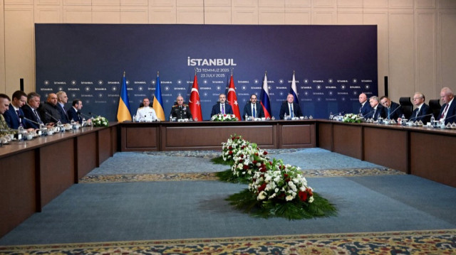 Le ministre turc des Affaires étrangères, Hakan Fidan (au centre), à la tête de la délégation turque, ouvre le troisième cycle de négociations entre la Russie (à droite) et l'Ukraine (à gauche) au palais de Çırağan à Istanbul, le 23 juillet 2025.