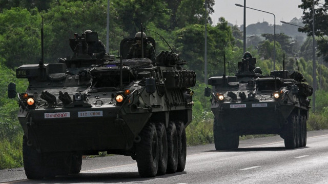 Des soldats de l'armée royale thaïlandaise sont photographiés à bord de véhicules blindés sur une route de la province de Chachoengsao, le 24 juillet 2025. La Thaïlande a lancé des frappes aériennes sur des cibles militaires cambodgiennes le 24 juillet, alors que le Cambodge tirait des roquettes et des pièces d'artillerie, tuant au moins 11 civils, dans le cadre d'une escalade dramatique d'un conflit frontalier de longue date entre les deux voisins.