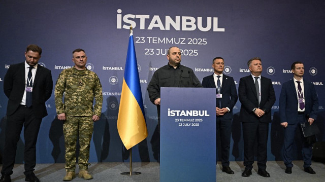 Le chef de la délégation ukrainienne et ministre ukrainien de la Défense, Rustem Umerov (au centre), s'exprime lors d'une conférence de presse après le troisième cycle de négociations entre la Russie et l'Ukraine au palais de Çırağan à Istanbul, le 23 juillet 2025.