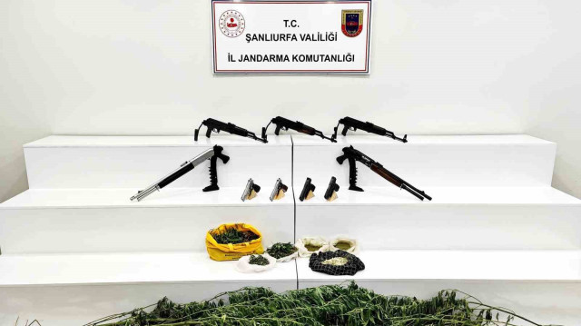 Polisin yakaladığı uyuşturucu, silah ve ekipmanlar.
