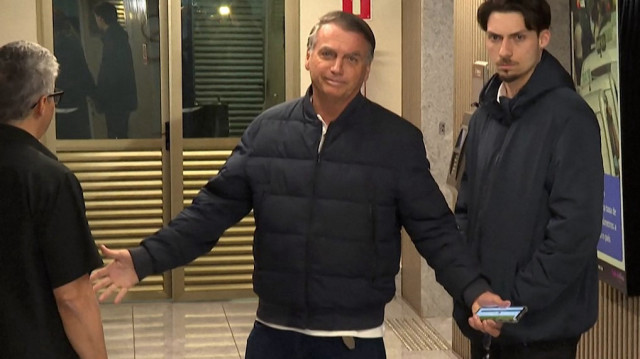 Cette capture d'écran de la vidéo AFPTV montre l'ancien président brésilien Jair Bolsonaro arrivant au siège du Parti libéral à Brasilia le 23 juillet 2025.