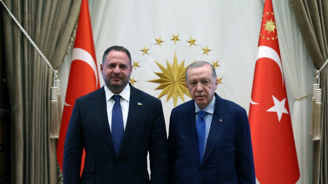 Cette photo, prise et publiée par le service de presse de la présidence turque le 23 juillet 2025, montre le président turc Recep Tayyip Erdogan (à droite) posant avec le chef du bureau de la présidence ukrainienne Andriy Yermak (à gauche) lors de leur rencontre au complexe présidentiel d'Ankara.