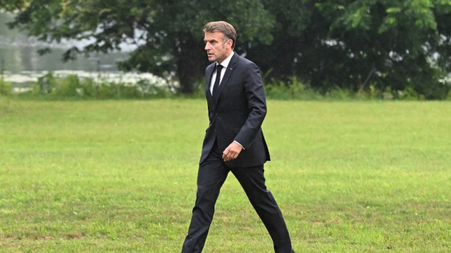 Le président français Emmanuel Macron arrive pour s'entretenir avec la chancelière allemande à la Villa Borsig, maison d'hôtes du ministère allemand des Affaires étrangères, à Berlin, le 23 juillet 2025.