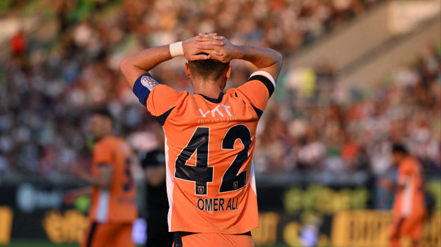 Le joueur d'İstanbul Başakşehir, Ömer Ali Şahiner, lors du match aller du 2e tour de qualification de la Ligue Conférence entre Cherno More et İstanbul Başakşehir, à Razgrad, le 24 juillet 2025.