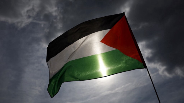 Cette photographie montre un drapeau palestinien lors d'une manifestation en soutien aux Palestiniens et pour demander un cessez-le-feu à Paris, le 8 juin 2024. La France reconnaîtra l'État palestinien lors de l'Assemblée générale des Nations unies à New York en septembre prochain, a annoncé le président Emmanuel Macron sur ses réseaux sociaux le 24 juillet 2025.