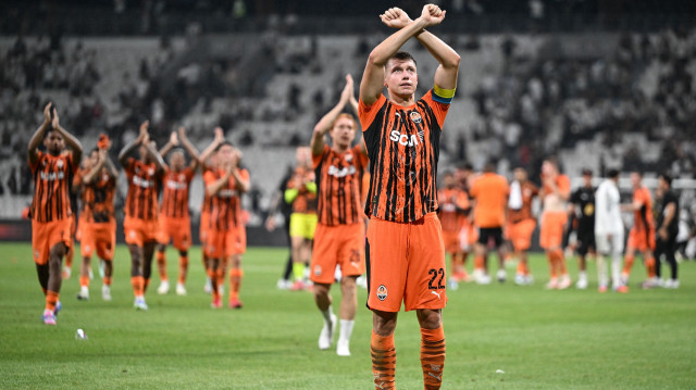 Le joueur du Shakhtar Donetsk Mykola Matvienko salue les supporters lors du match aller du deuxième tour de qualification de la Ligue Europa, entre Beşiktaş et Shakhtar Donetsk, le 24 juillet 2025 à Istanbul.

