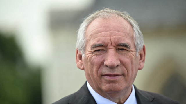 Le Premier ministre français François Bayrou regarde le château d'Angers lors d'une visite à Angers, dans l'ouest de la France, le 24 juillet 2025.