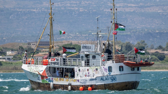 Cette photographie montre une vue du navire « Handala » de la Flottille de la liberté alors qu'il quitte le port de Syracuse, en Sicile, dans le sud de l'Italie, le 13 juillet 2025, à destination de Gaza. Un bateau à destination de Gaza transportant des militants pro-palestiniens et de l'aide humanitaire a quitté la Sicile le 13 juillet 2025, plus d'un mois après qu'Israël ait arrêté et expulsé les personnes à bord d'un précédent navire, qui transportait une quinzaine de militants.