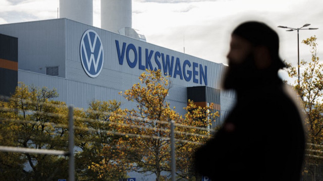 Le constructeur allemand, confronté à la hausse des taxes américaines et à la restructuration de ses marques, révise à la baisse ses objectifs pour 2025.
